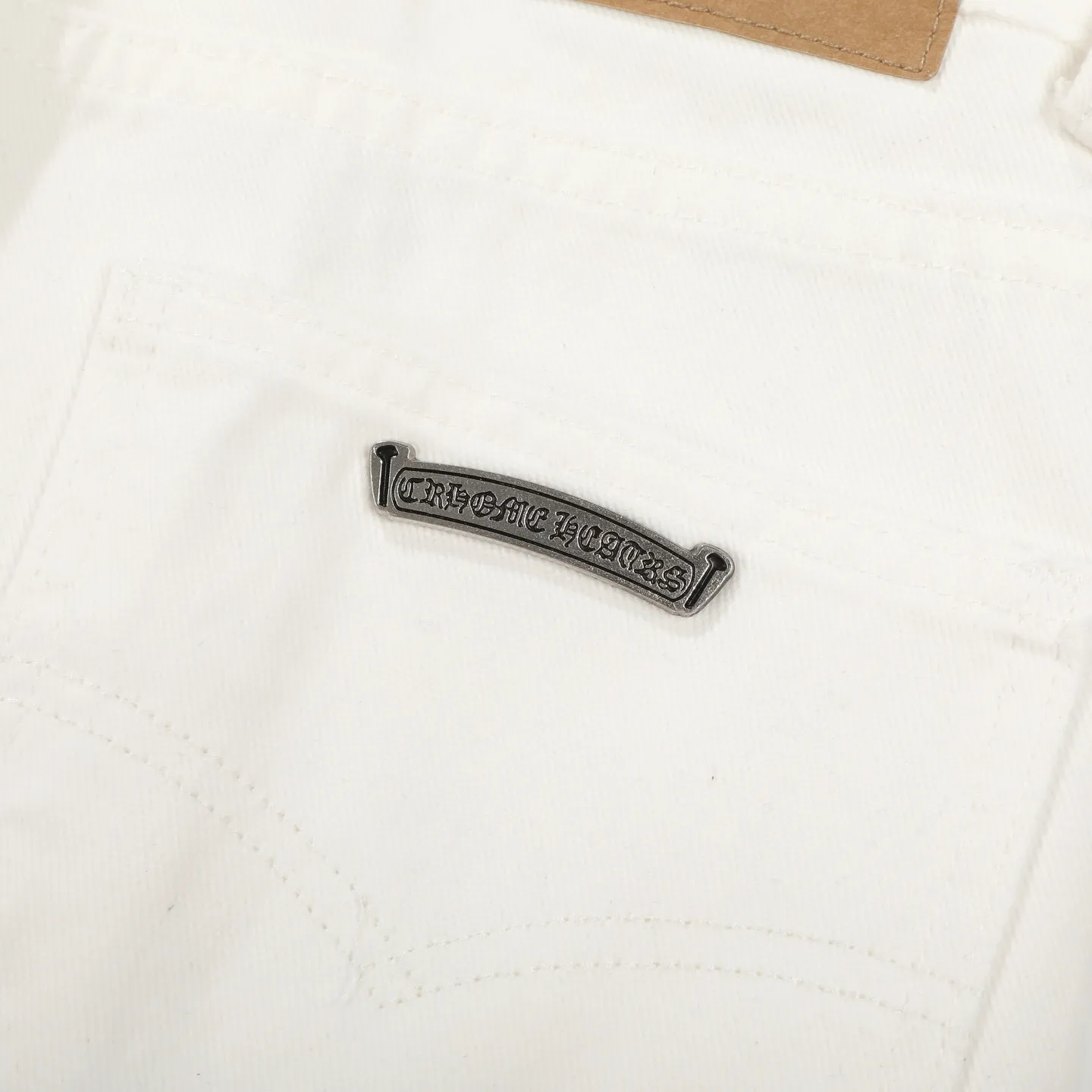 P230 💰 (Top version) Chrome Hearts/Chrome Hearts Classic white leopard print series colored leather cross washed color fabric unisex denim trousers Vibe style straight stacked god-level version Carbon fine bias denim color fabric Old vintage full set of hardware - Chrome Hearts white cow series The high version uses high-ounce custom fabrics, fermentation washing and soft color fixation, soft and thick to wear. The details are all made by hand-polished craftsmanship. Full-print jacquard fabric Unique design style. Through multiple processes to create a full retro feel. Unique niche non-contrast shirt. Customized distressed spray-painted buttons. Craftsmanship in every detail. Color: white leopard print. Size: 28-30-32-34 (corresponding to S-M-L-XL).